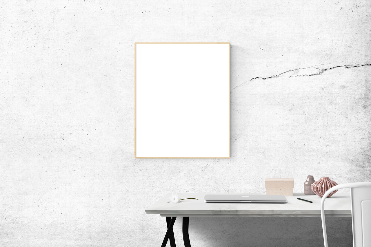 Opgeruimde open kast met minimalistische decoraties.