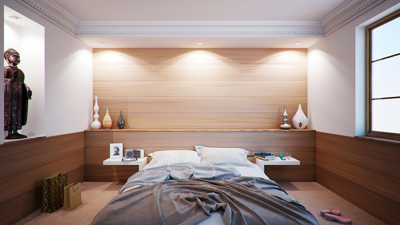 Zonlicht valt op een schoon, modern interieur.