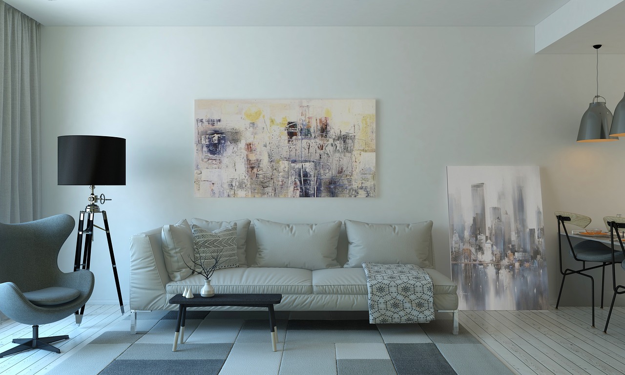 Interieur met greige muren en felle kussens.