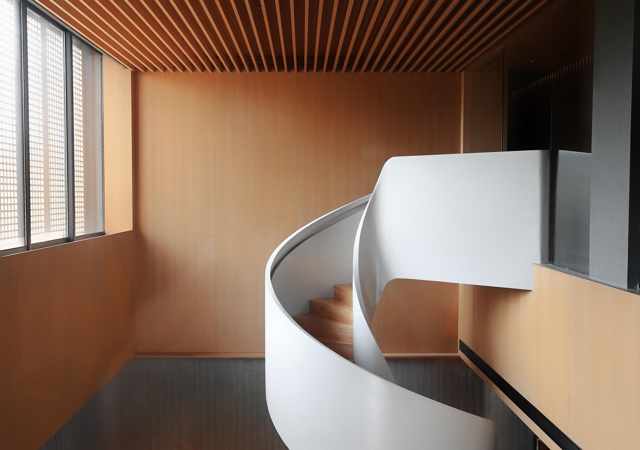 Zachte greige tinten in minimalistisch woonkamerinterieur. Zachte greige tinten in minimalistisch woonkamerinterieur.