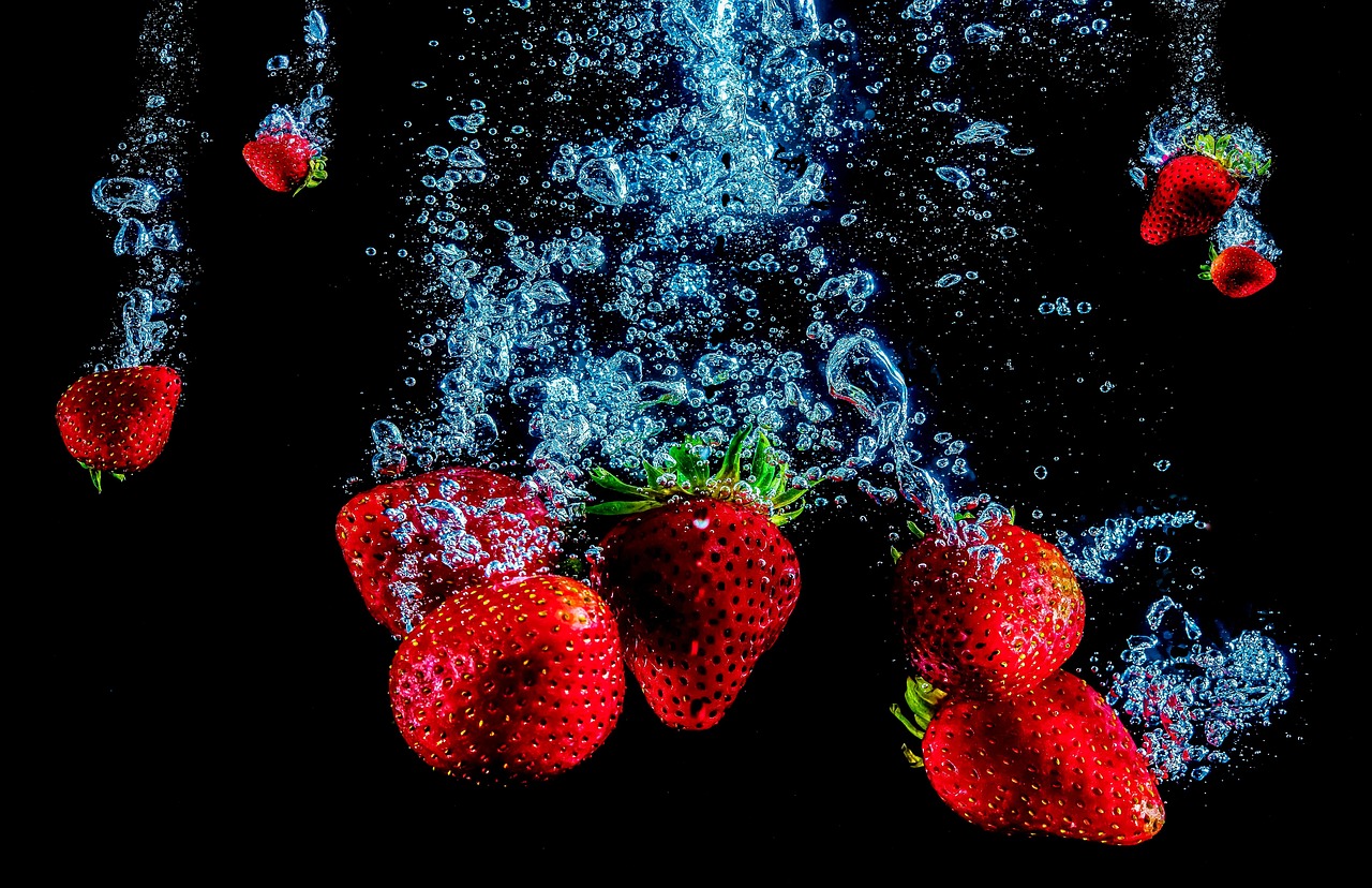 Rustieke koude dompelvijver in een tuinomgeving. Rustieke koude dompelvijver in een tuinomgeving.