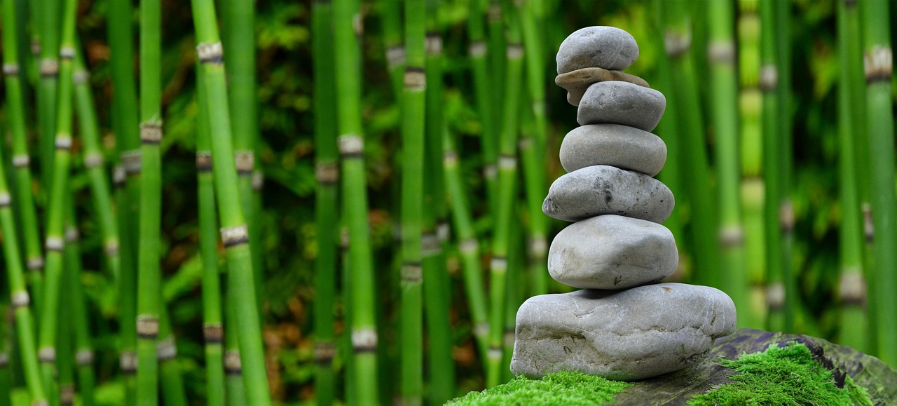 Kleine zen tuin met kiezelstenen en bamboe. Kleine zen tuin met kiezelstenen en bamboe.