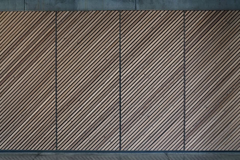 Houtwol panelen aan muur in zonnige woonkamer.