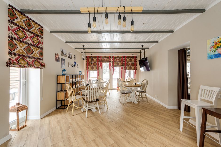 Luchtig interieur met lichte boho gordijncombinaties.