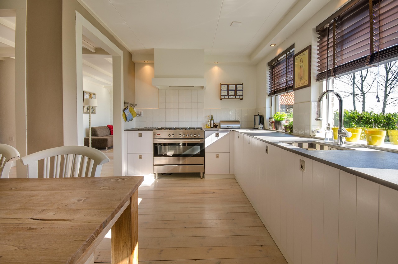 Moderne keuken met neutrale mocha mousse accenten. Moderne keuken met neutrale mocha mousse accenten.