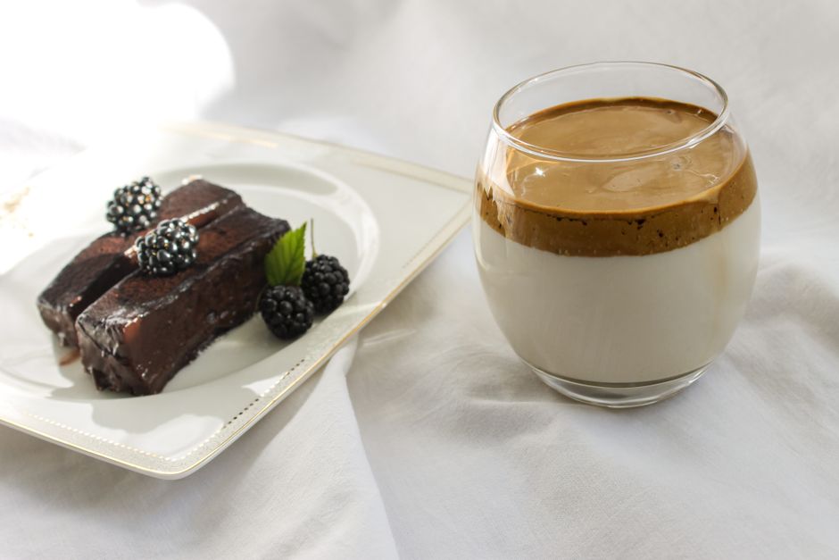 Woonkamer in warme mocha mousse tinten ingericht. Woonkamer in warme mocha mousse tinten ingericht.