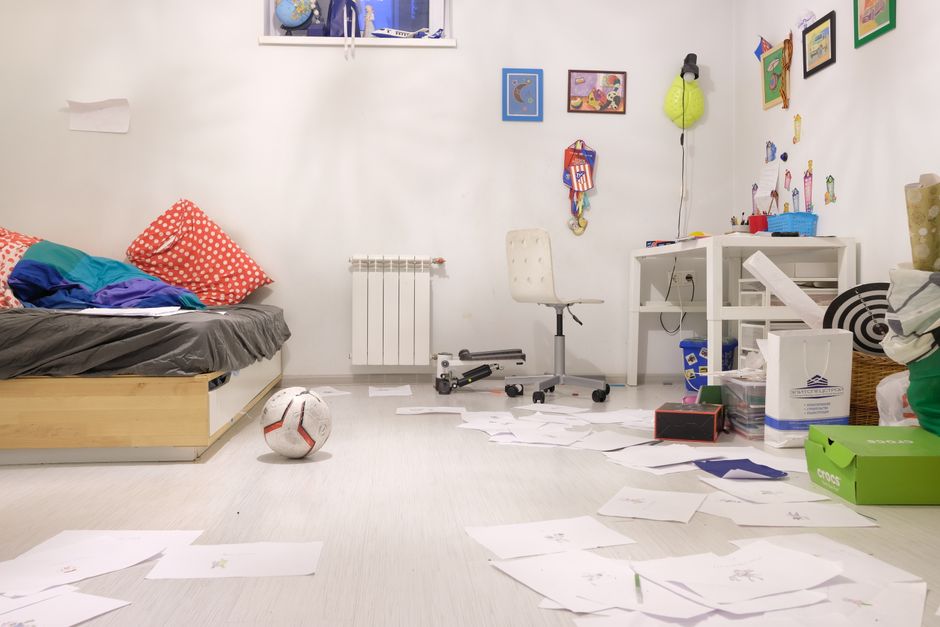 Scandinavische meubels in rustige babykamer inrichting.