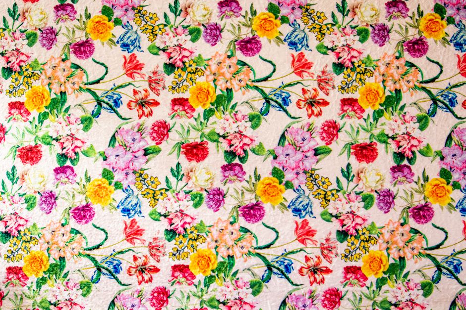 Felgekleurde retro gordijnen met bloemmotief jaren '70. Felgekleurde retro gordijnen met bloemmotief jaren '70.