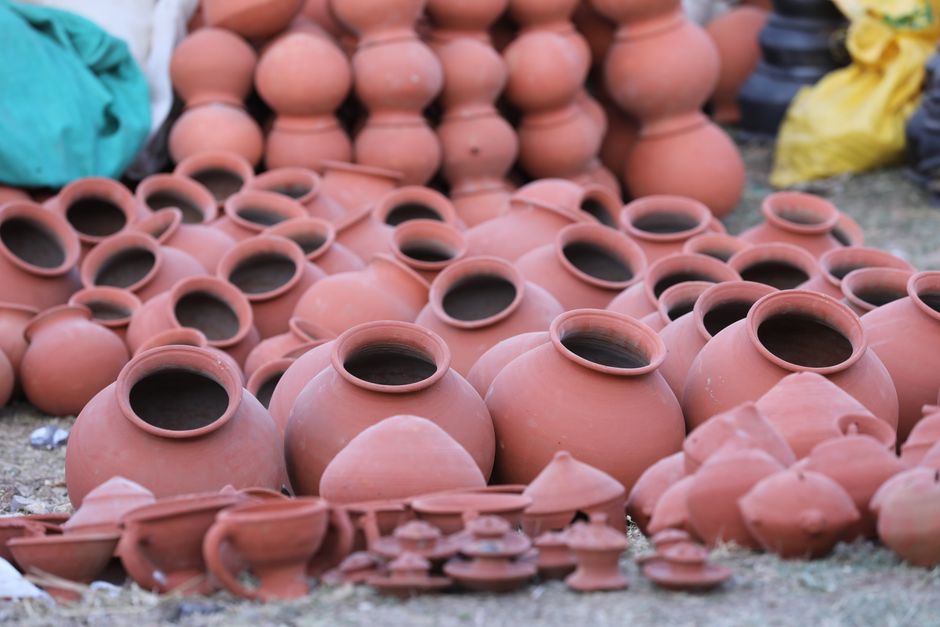 Terracotta potten en groene planten op plank. Terracotta potten en groene planten op plank.