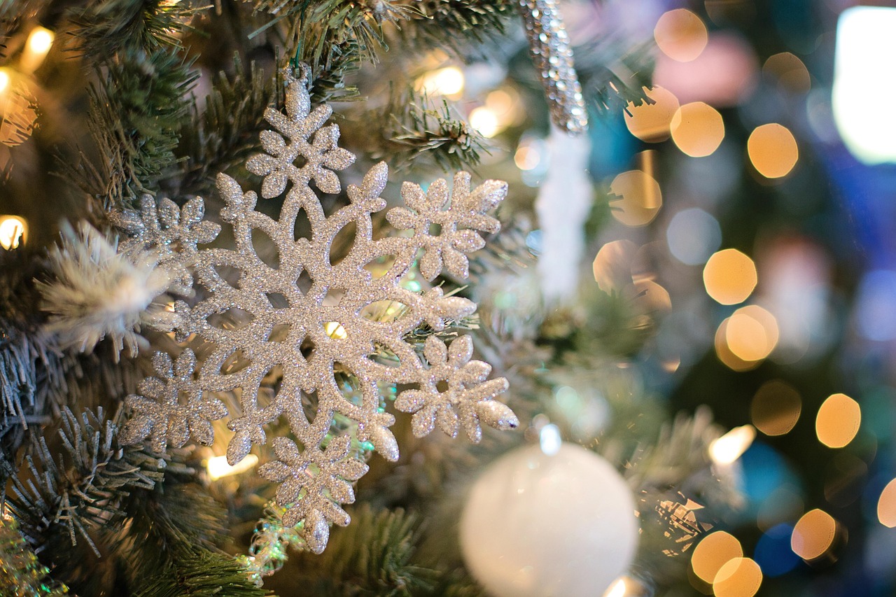 Versierde kerstboom in juli voor stressvrij decoreren.