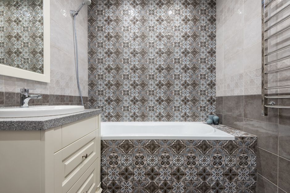 Vintage blauw-witte badkamertegels met geometrisch patroon. Vintage blauw-witte badkamertegels met geometrisch patroon.