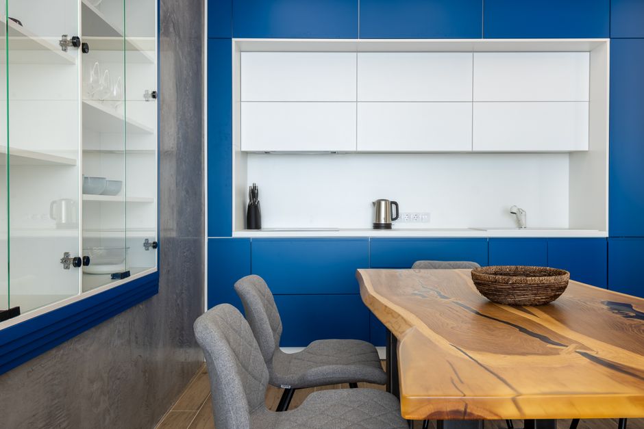 Korenbloemblauw in futuristisch interieur 2026. Korenbloemblauw in futuristisch interieur 2026.