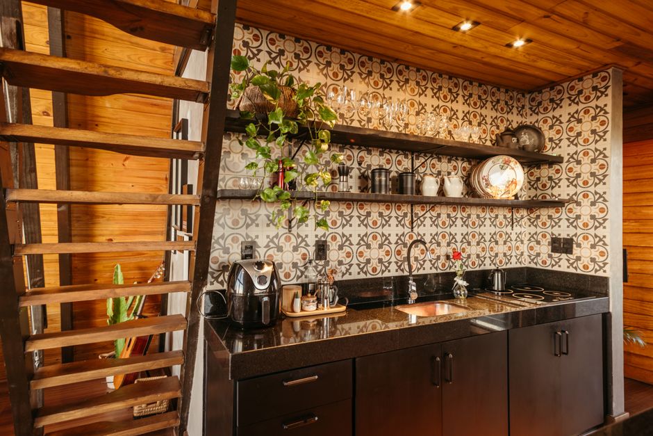 Minimalistische slaapkamer in slimme tiny home.