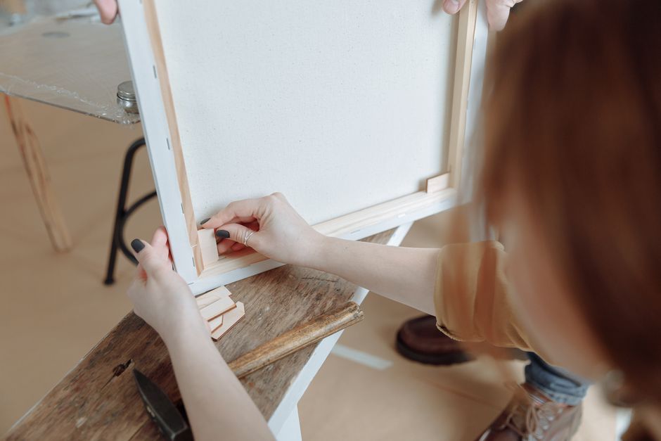 Familiefoto op canvas aan witte muur. Familiefoto op canvas aan witte muur.