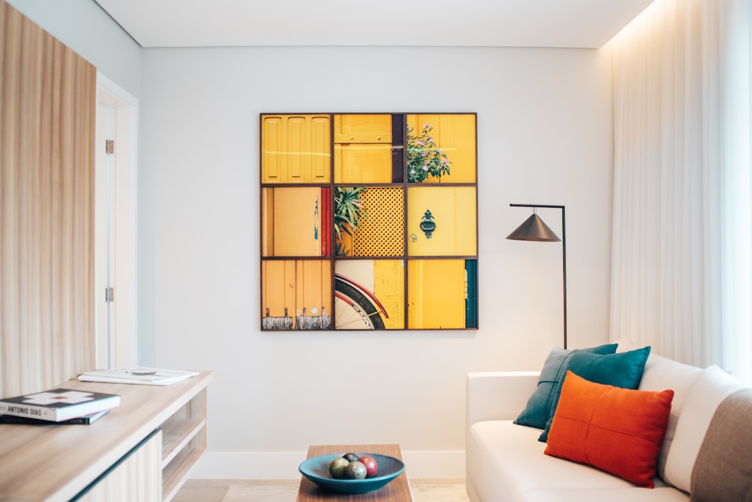 Canvasafdruk in woonkamer met heldere kleuren. Canvasafdruk in woonkamer met heldere kleuren.