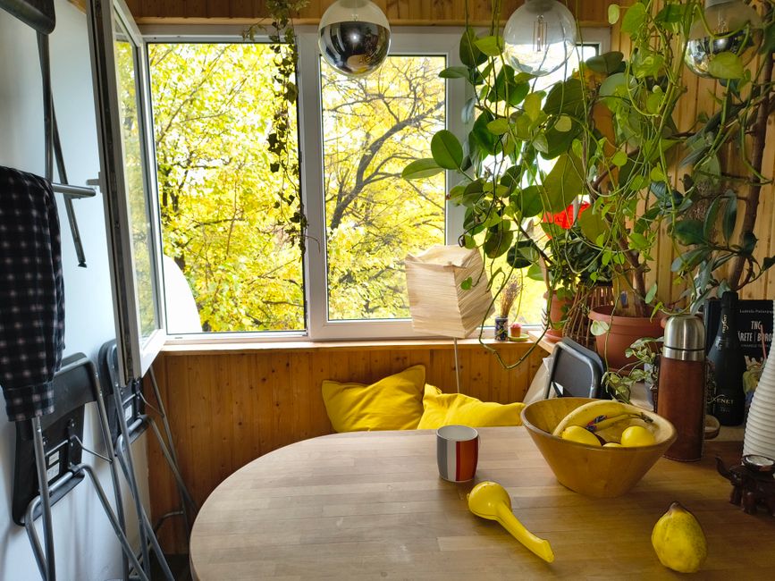 Kaarsen en pompoenen sfeervol opgezette balkontafel.