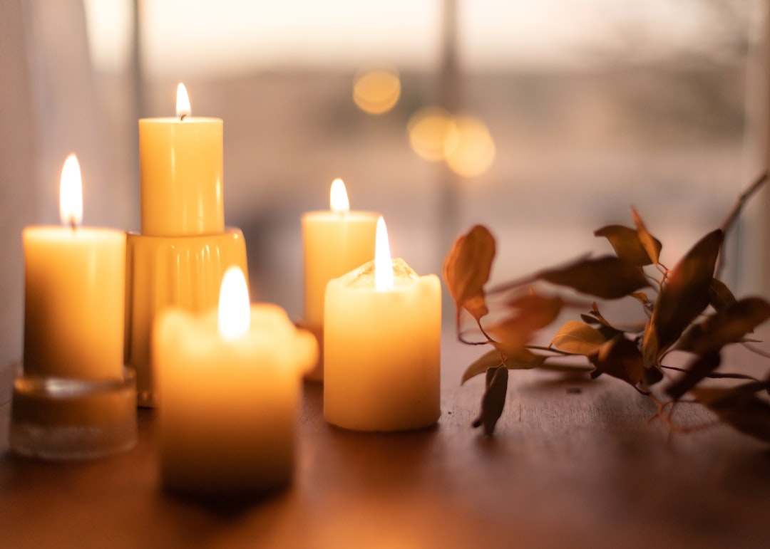 Aromatische kaarsen branden op een herfsttafel. Aromatische kaarsen branden op een herfsttafel.
