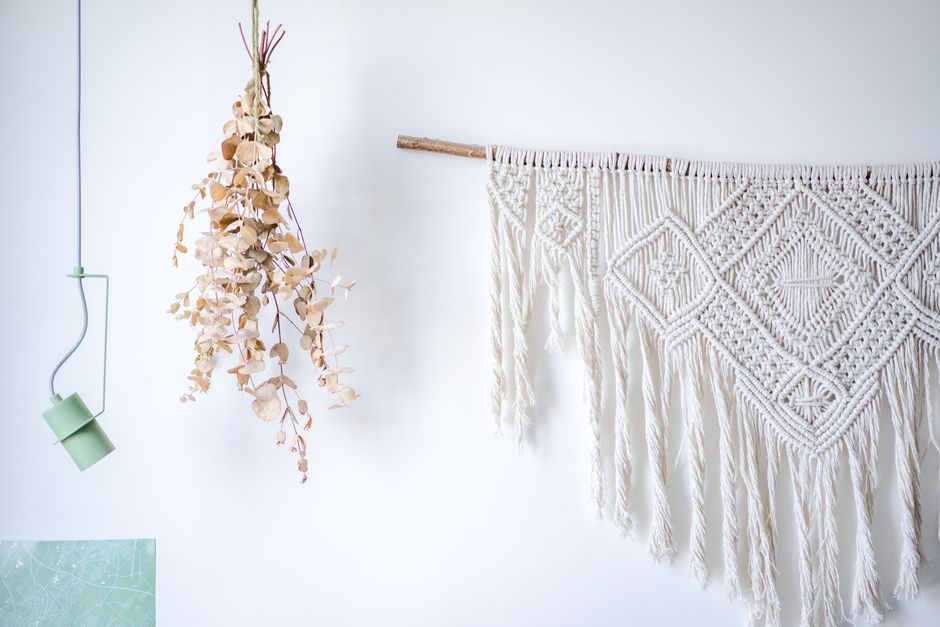 Natuurlijke macramé muurdecoratie met houten kralen. Natuurlijke macramé muurdecoratie met houten kralen.