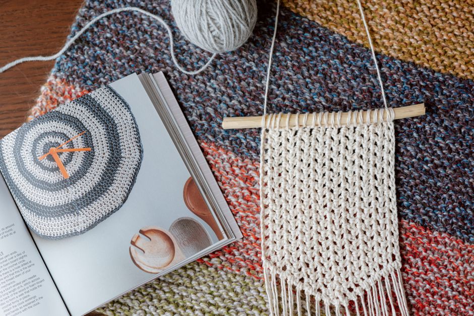 Macramé wanddecoratie met herfstbladeren en dikke draden. Macramé wanddecoratie met herfstbladeren en dikke draden.