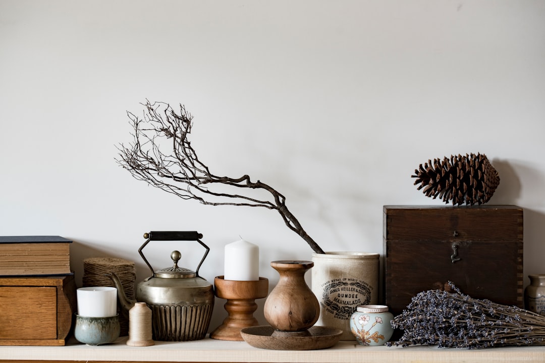 Minimalistisch Scandinavisch interieur met herfstdecoratie. Minimalistisch Scandinavisch interieur met herfstdecoratie.