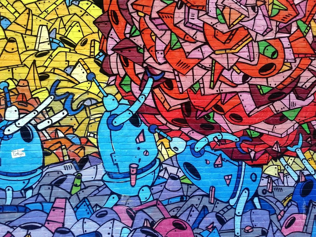 Abstracte kunstwerken in een industrieel ingerichte ruimte.