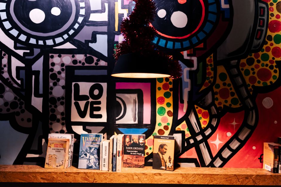 Kleurrijke schilderijen in een boho-stijl kamer.