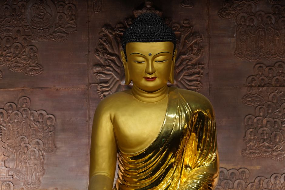 Druk thuiskantoor met serene Boeddha afbeelding.