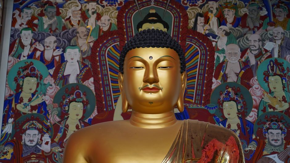 Buddha poster op kalmerende thuiskantoor muur.
