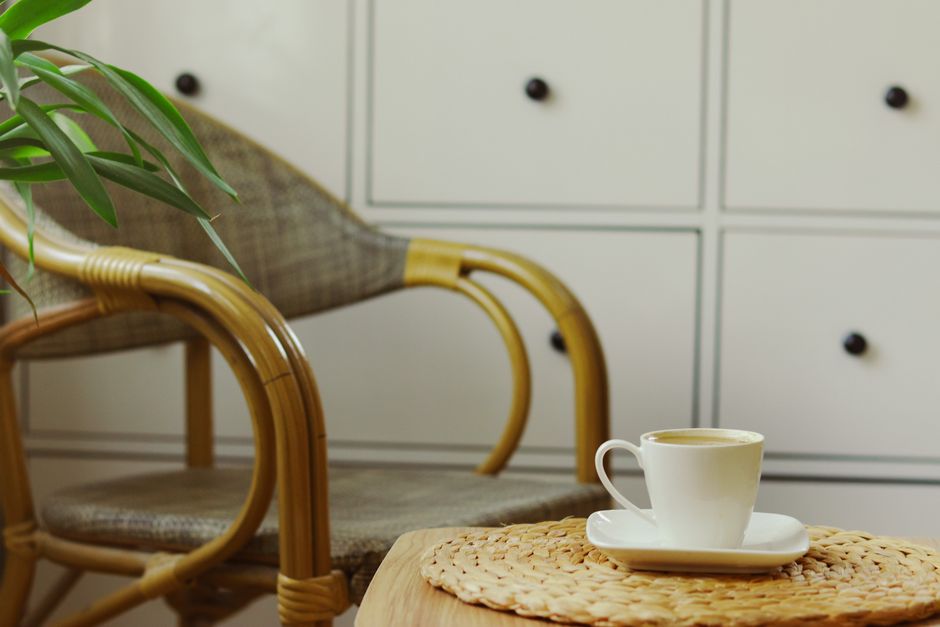Sfeervolle koffiehoek met kaarsen en kopjes. Sfeervolle koffiehoek met kaarsen en kopjes.