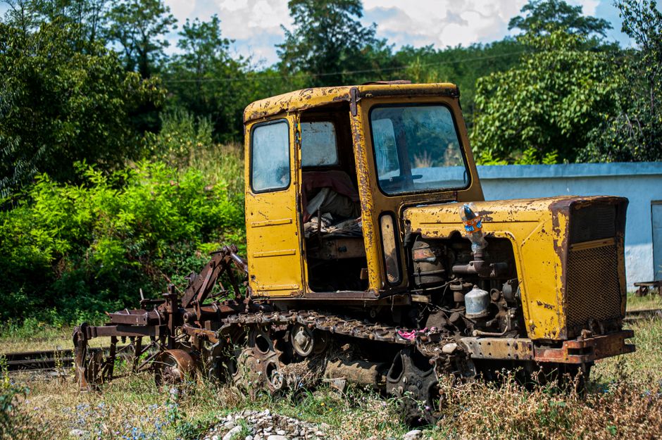 Fotobehang van groene tractor op veld. Fotobehang van groene tractor op veld.